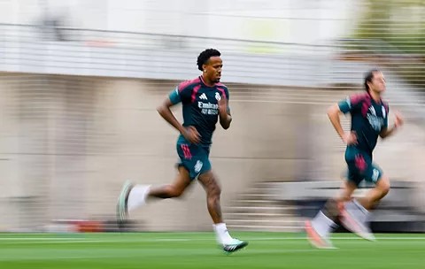 Desfalque na seleção, Éder Militão volta a treinar com grupo e se aproxima de retorno no Real Madrid