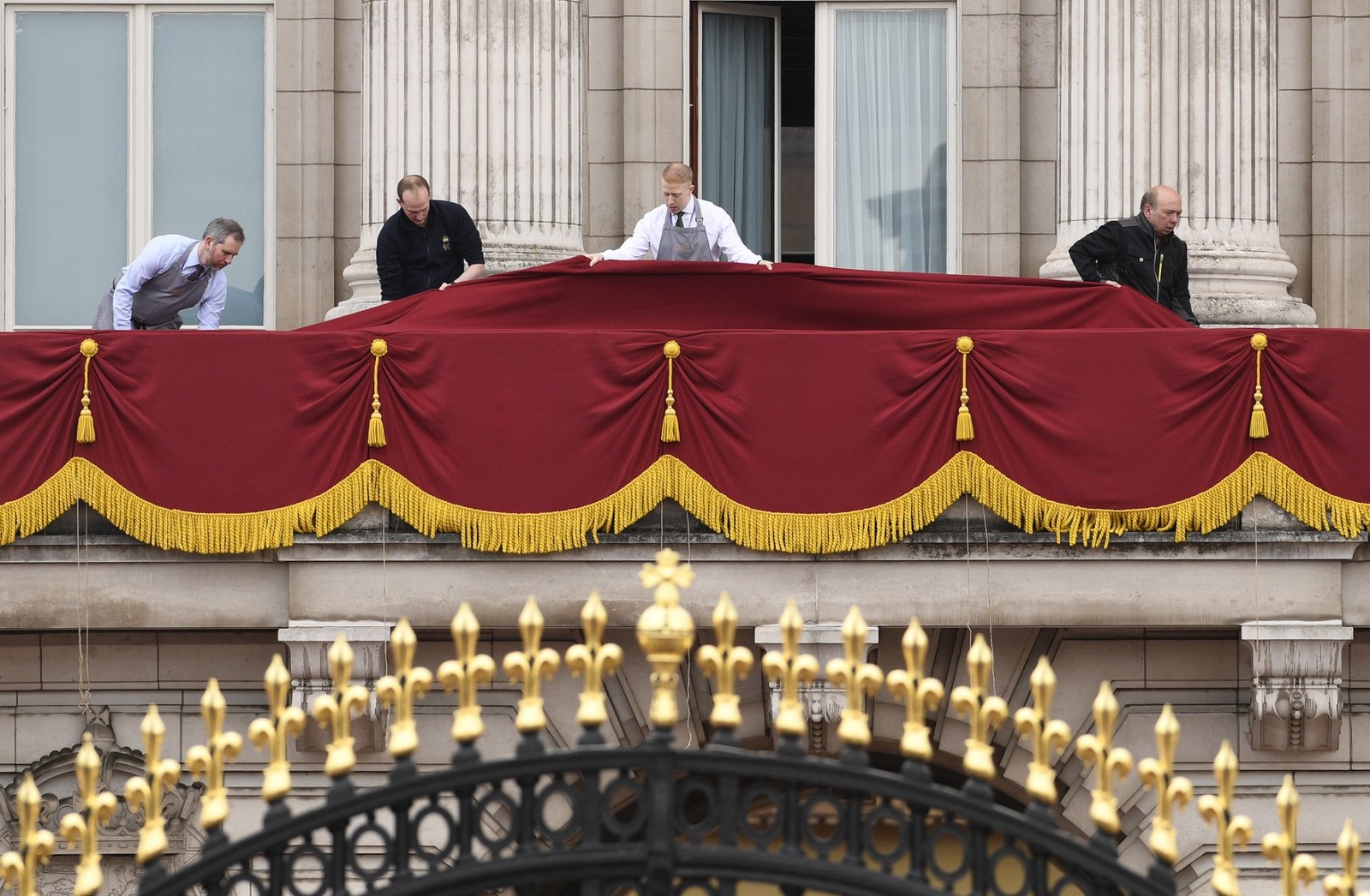 Varanda do Palácio de Buckingham é preparada para aceno real após a coroação — Foto: AFP