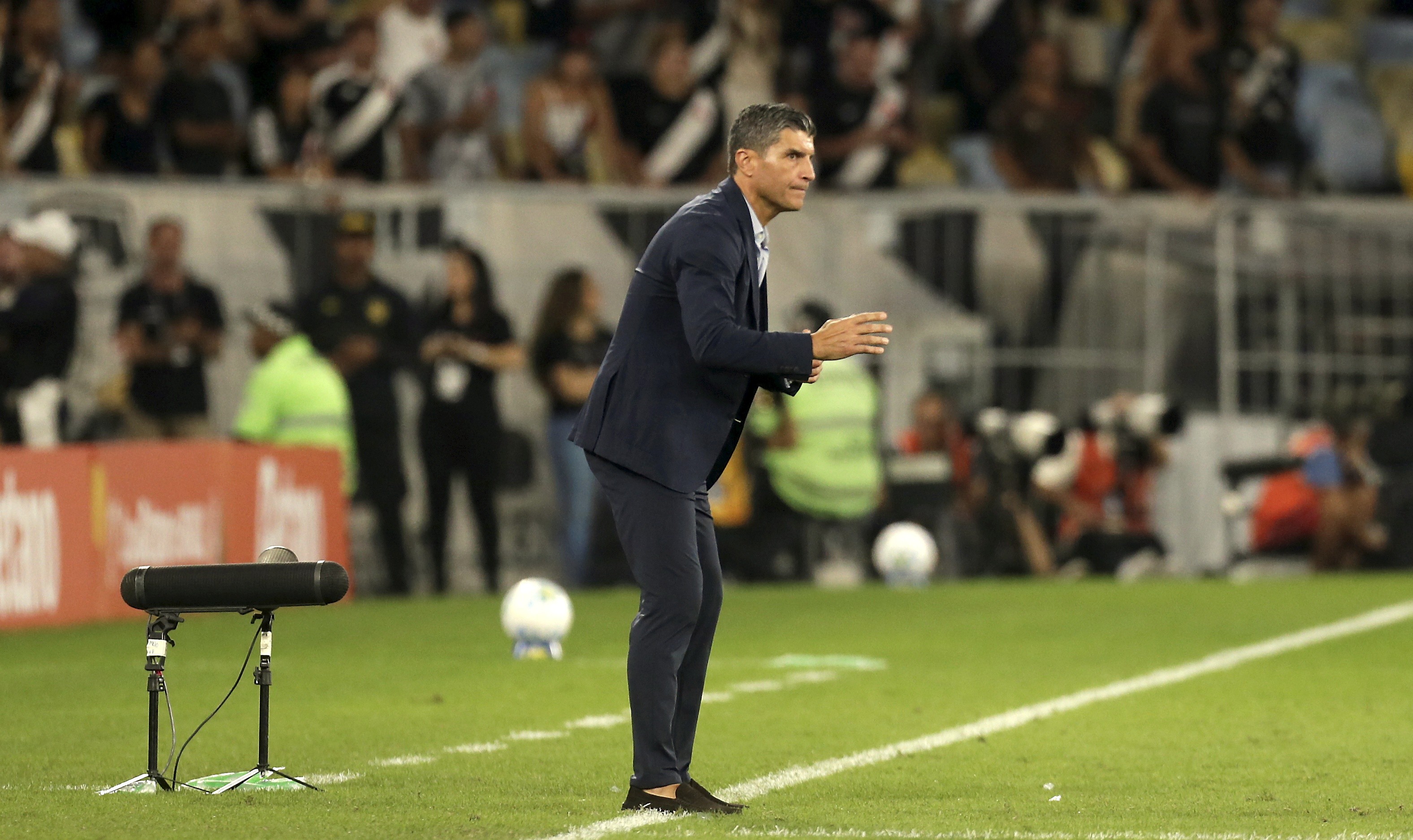 Pedro Emanuel diz que série de jogos em sintético foi um dos fatores para time misto do Vasco contra Flamengo: 'Impacto grande'
