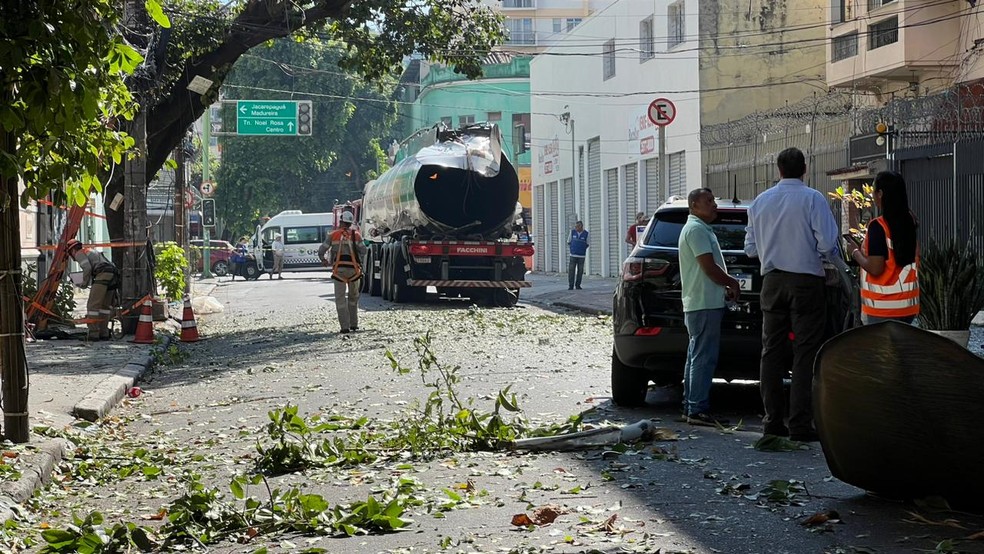 Caminhão-tanque explode e assusta moradores em Vila Isabel — Foto: Ana Branco/Agência O Globo