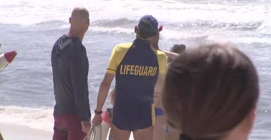 Salva-vidas em ação em praia de Nova York