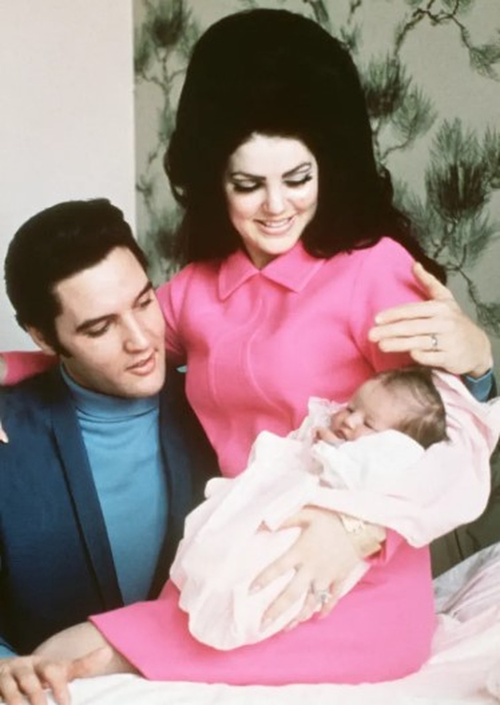 Elvis Presley e Priscilla, com Lisa Marie no colo — Foto: Reprodução/Bettmann Archive