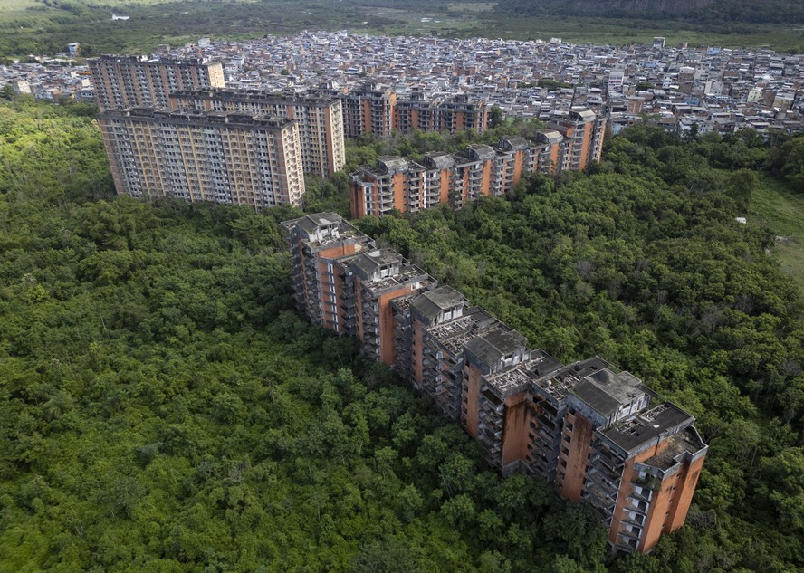 Cenário de filme. O Conjunto Residencial Delfin tem 15 prédios que já foram alvo de invasão em 1991 e viraram locação para o cinema no início dos anos 2000: são quatro décadas de abandono após falência de construtora