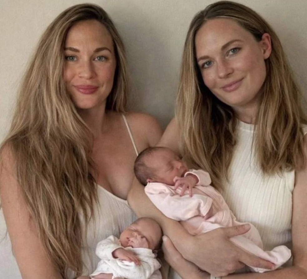 As gêmeas idênticas Theandi Esterhuizen e Karla van der Linde com suas bebês, nascidas no mesmo dia — Foto: Reprodução/Instagram