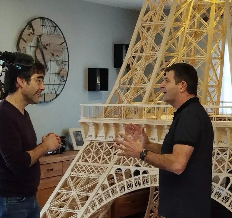 Richard Plaud (à direita) fala sobre sua Torre Eiffel de palitos: 7,19 metros de altura — Foto: Reprodução/Facebook(Richard Plaud)