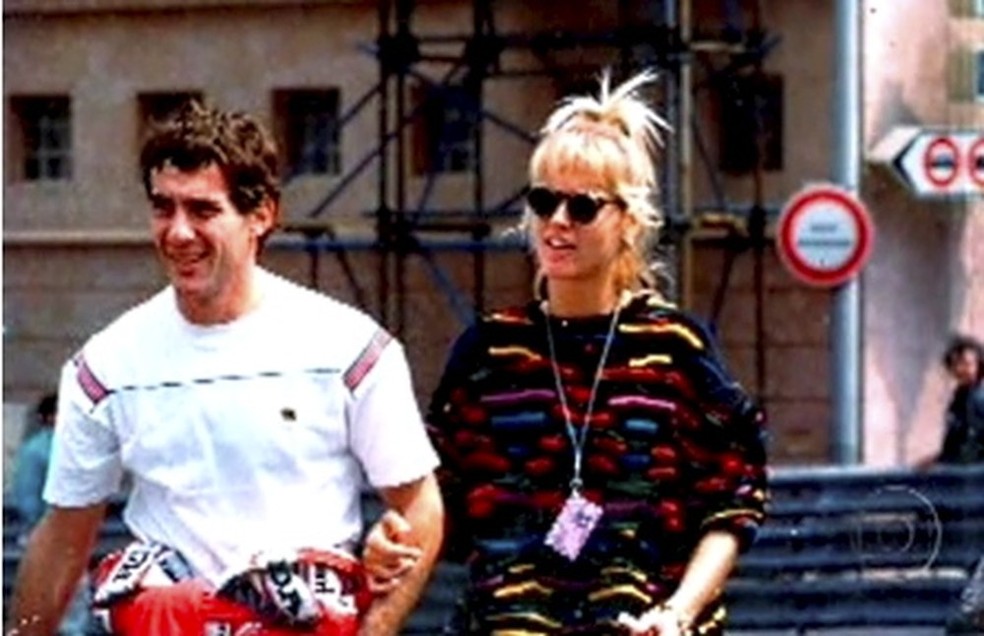 Ayrton Senna e Xuxa passeando juntos na época que eram namorados — Foto: Agência O Globo