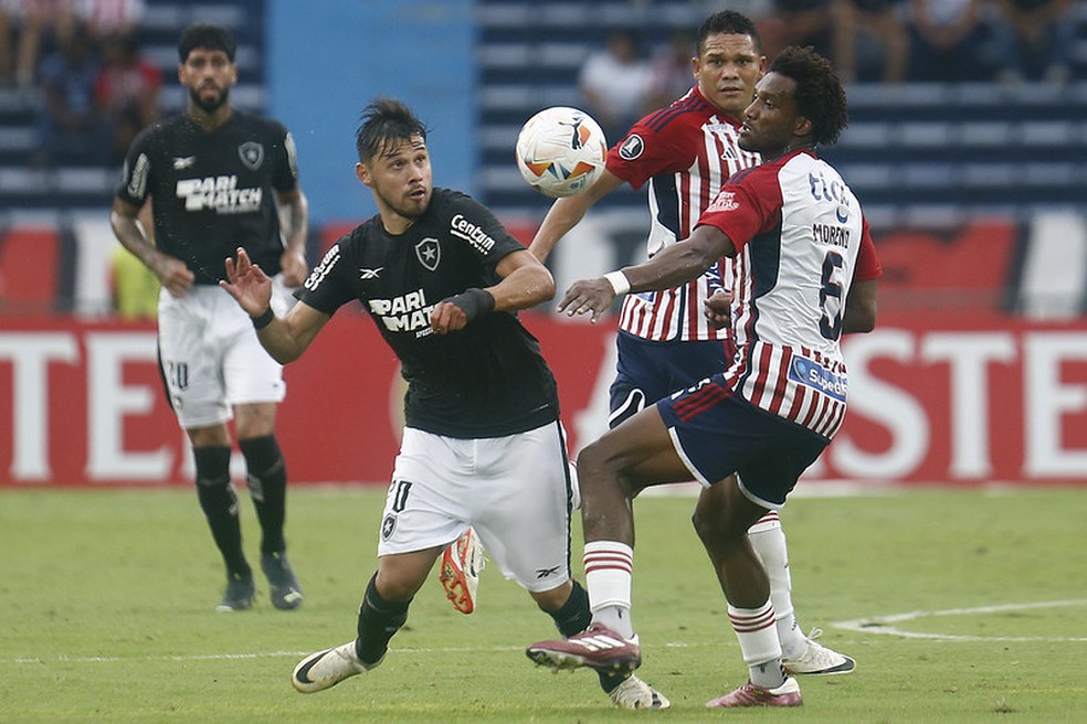 Romero tentar levar a melhor na dividida com o lateral do J&uacute;nior Barranquila &mdash; Foto: V&iacute;tor Silva - Divulga&ccedil;&atilde;o / Botafogo