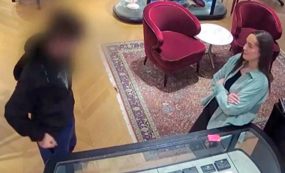 Rebeca Joynes com um dos estudantes em loja de luxo — Foto: Divulgação/Greater Manchester Police