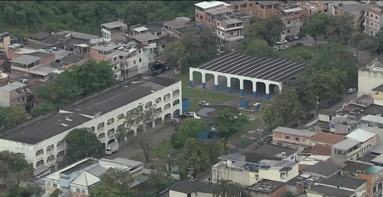 Criminosos se escondem em escola após troca de tiros com a PM na Zona Sudoeste do Rio