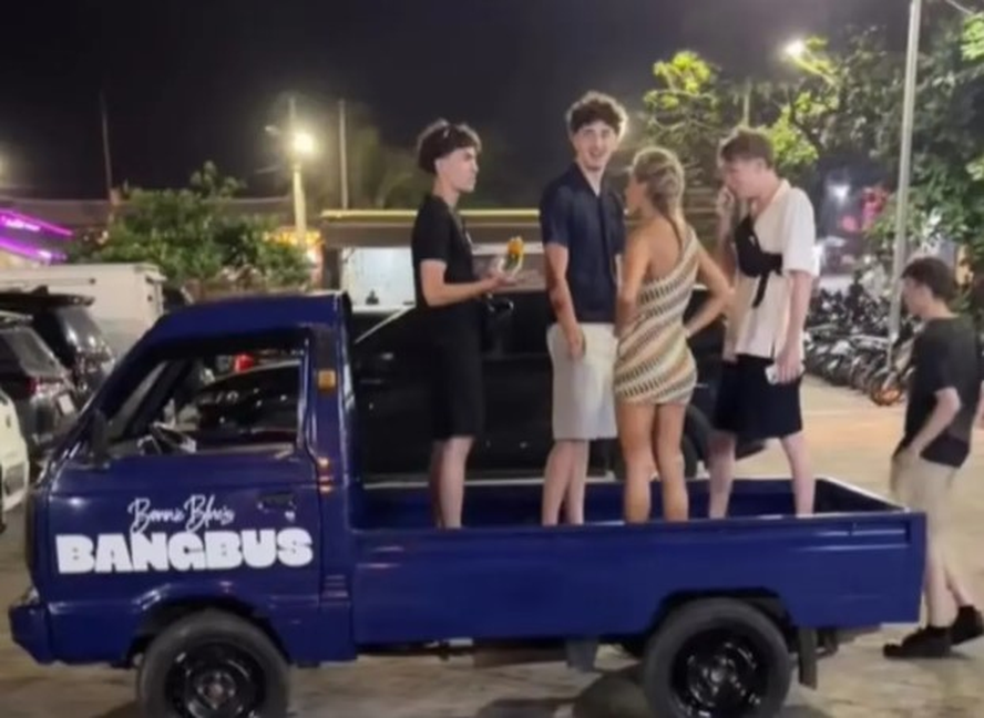 Bonnie Blue, estrela pornô e recordista sexual, é presa na Indonésia em