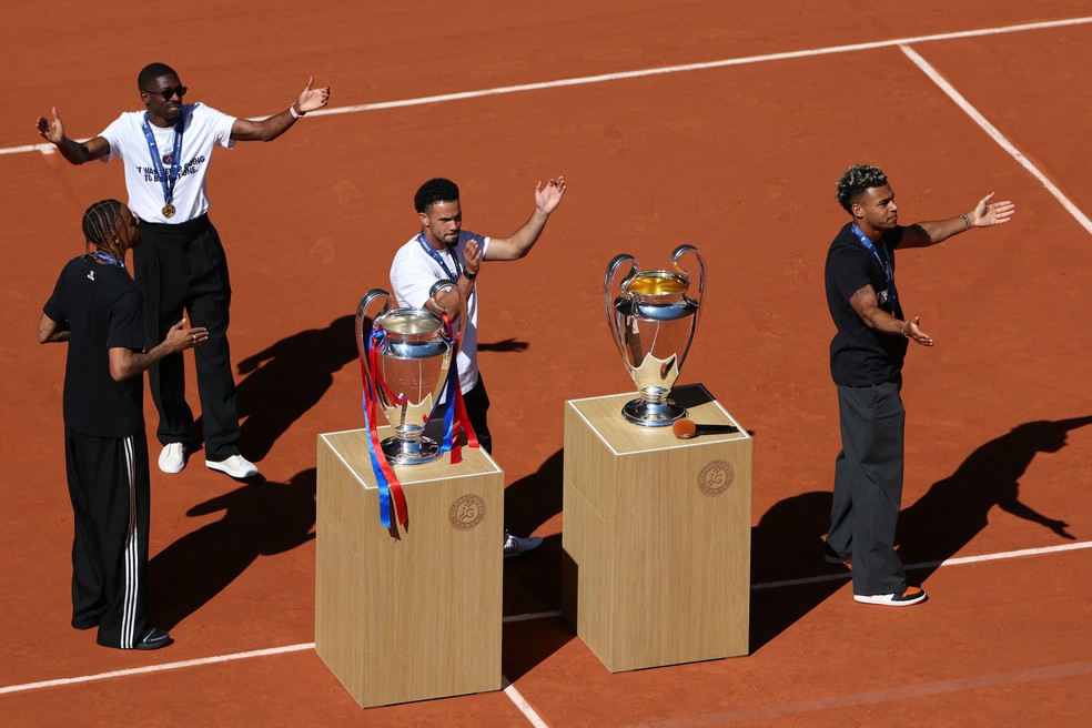 Jogadores do PSG dão volta olímpica com taça da Liga dos Campeões na quadra principal de Roland Garros — Foto: ALAIN JOCARD / AFP