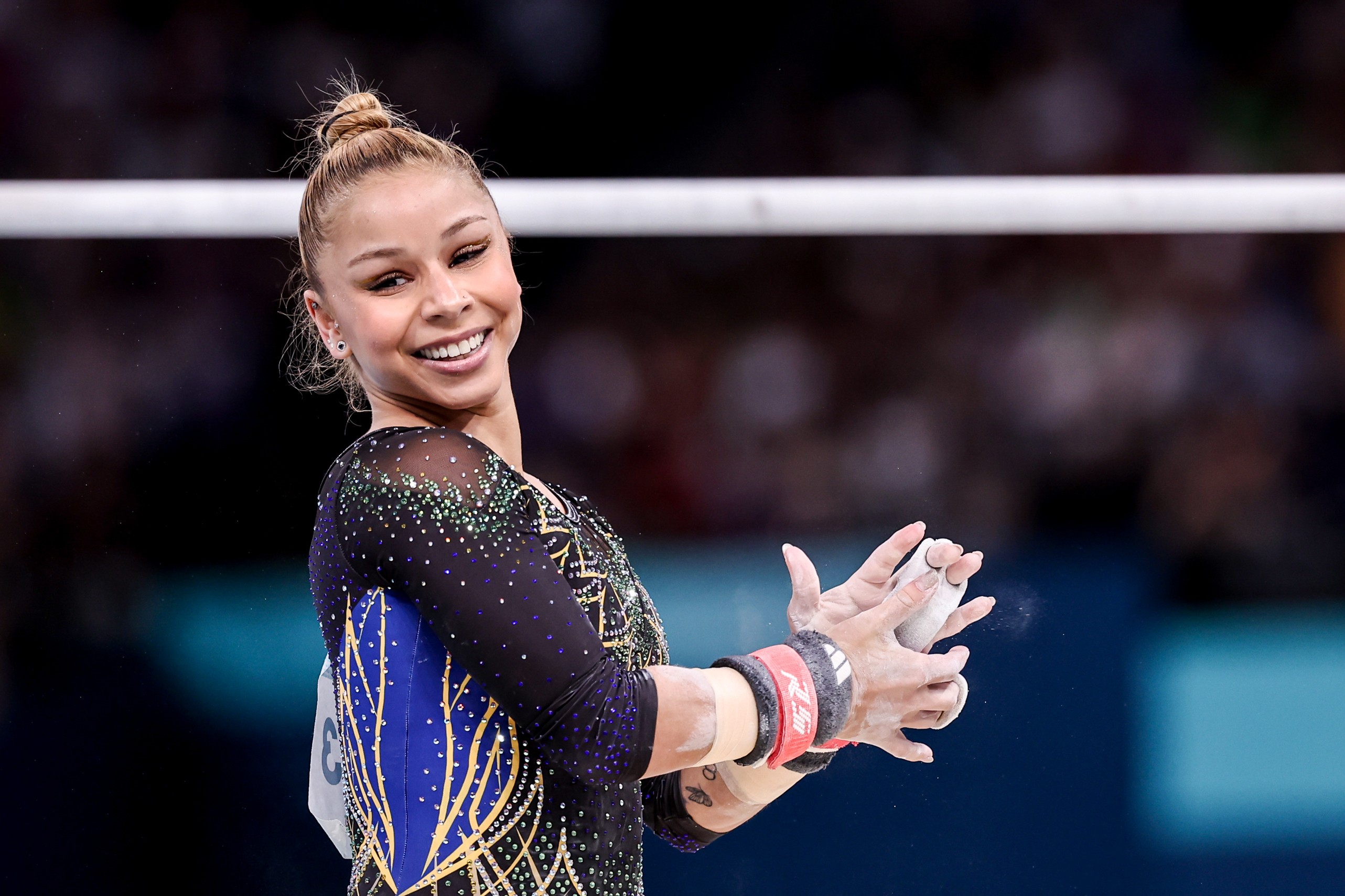 Flávia Saraiva leva medalha de ouro na prova da trave na Copa do Mundo de ginástica; Rebeca Andrade é prata
