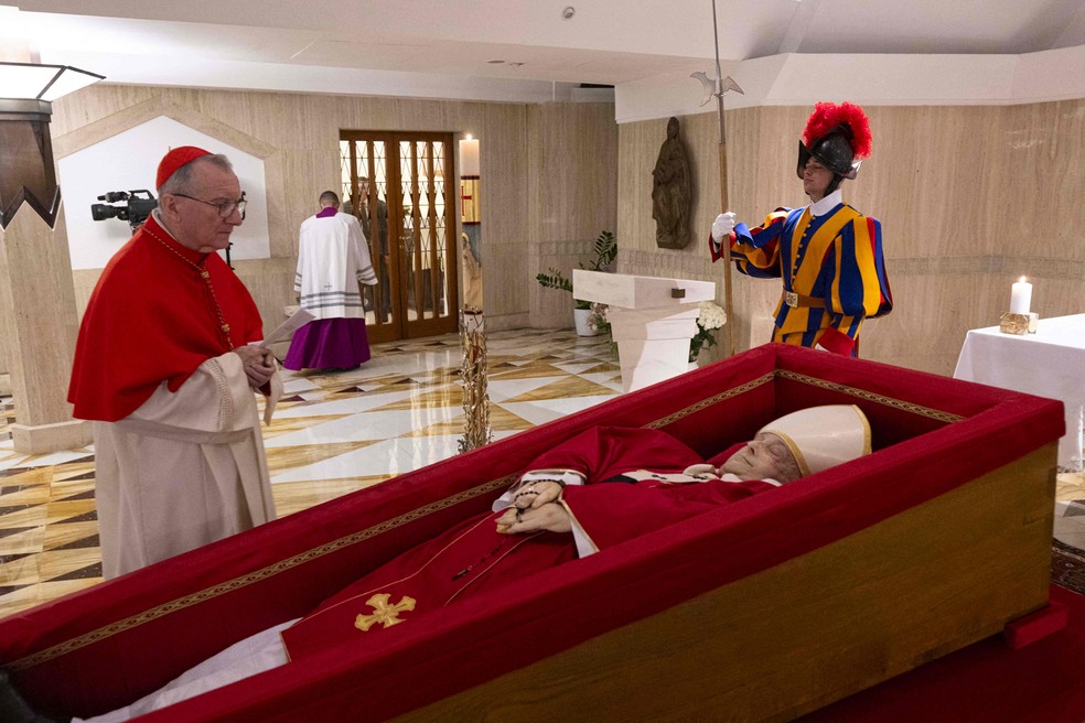 Vaticano divulga as primeiras imagens do corpo de Papa Francisco no caixão — Foto: AFP