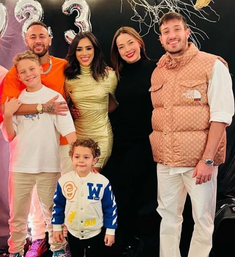 Neymar com Bruna Biancardi, o filho, Davi Lucca, a mãe do menino, Carol Dantas (com o atual marido e o filho pequeno) — Foto: Arquivo pessoal