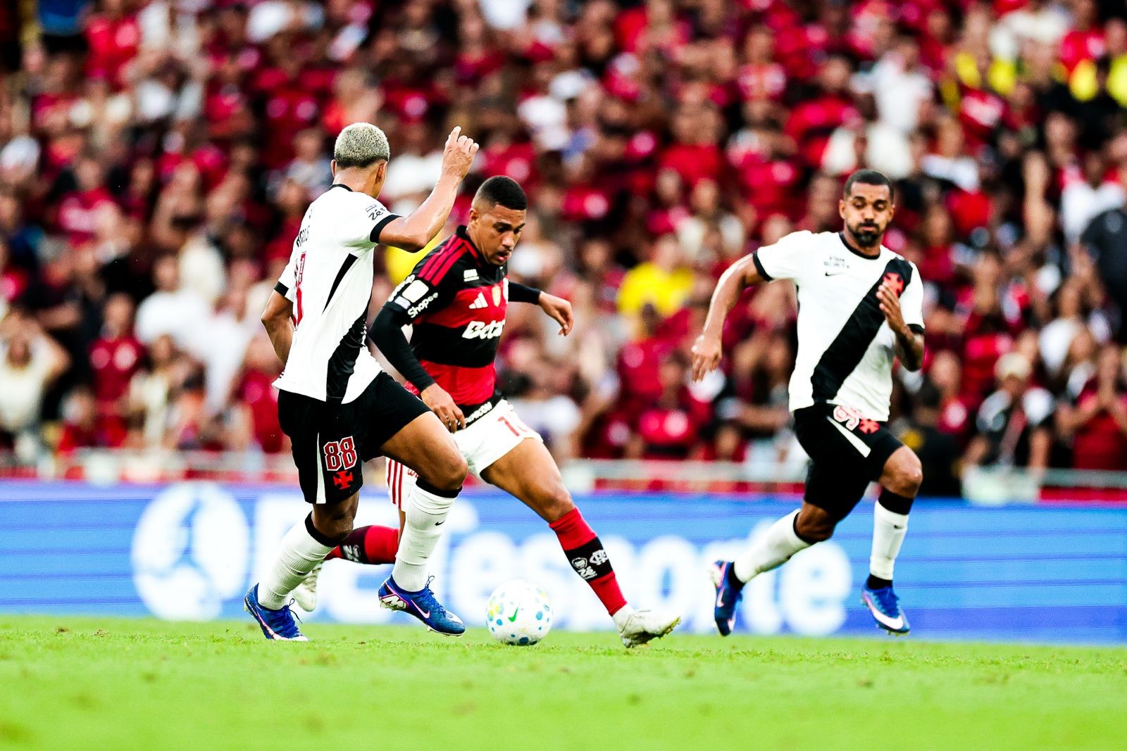 Vasco e Flamengo no Nilton Santos, pelo Brasileirão, terá torcida dividida