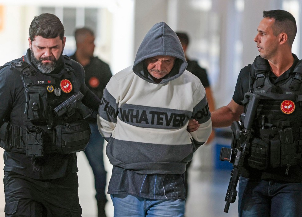 Gilmar Eneas Lisboa chega à Cidade da Polícia — Foto: Márcia Foletto/Agência O Globo