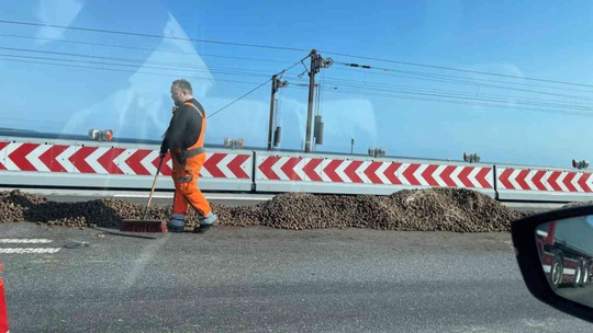 
Caminhoneiro é preso suspeito de "derramamento de batatas" que gerou caos em ponte na Dinamarca