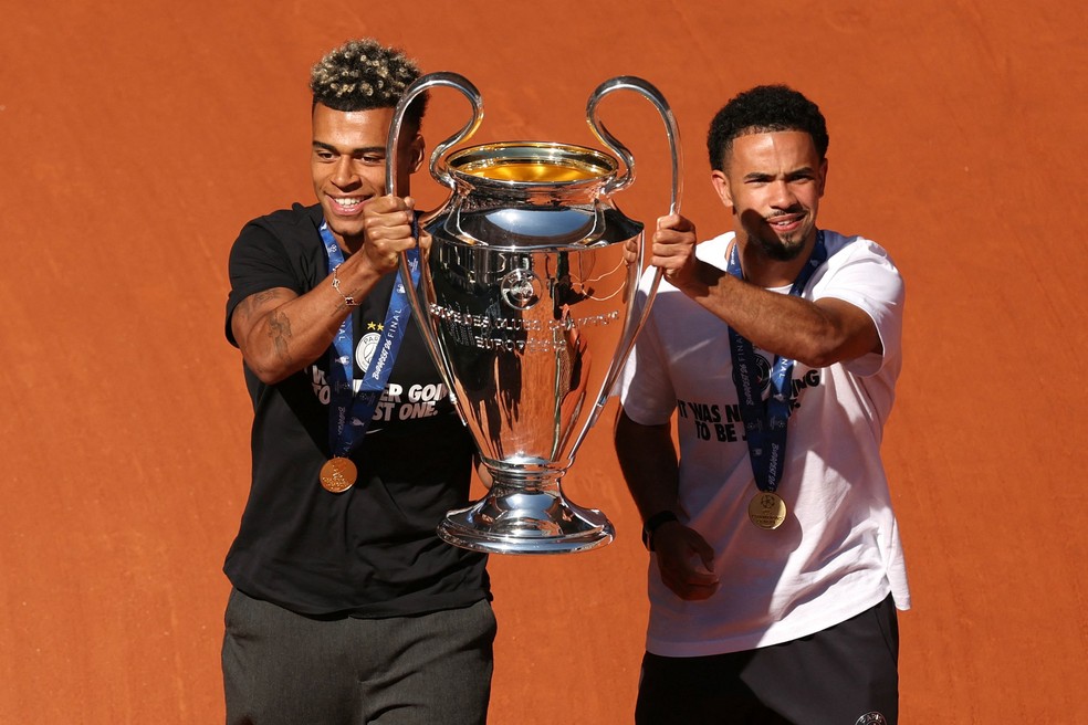 Jogadores do PSG dão volta olímpica com taça da Liga dos Campeões