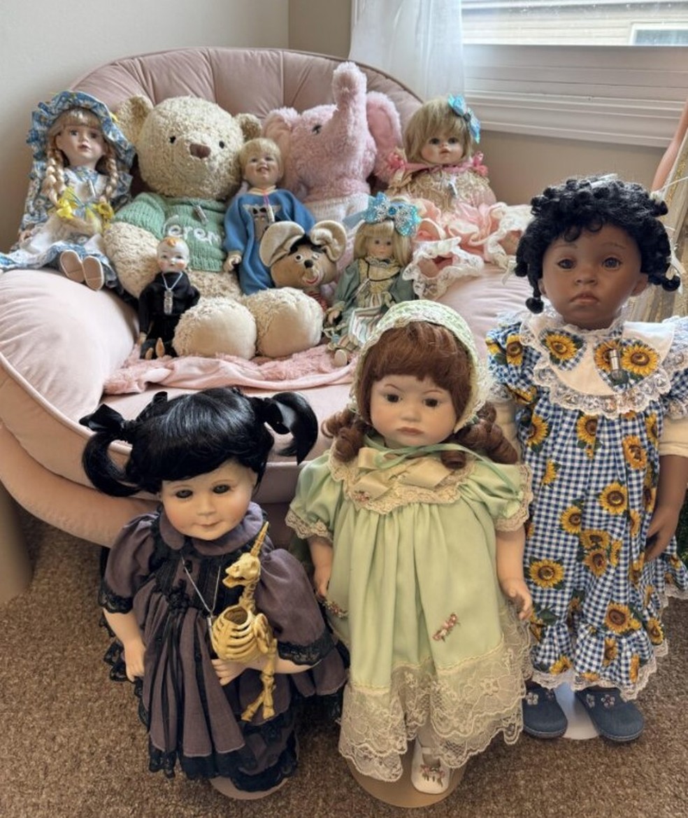 Teej e as bonecas da sua cole&ccedil;&atilde;o que ela diz serem 'possu&iacute;das por esp&iacute;ritos' &mdash; Foto: Reprodu&ccedil;&atilde;o/TikTok