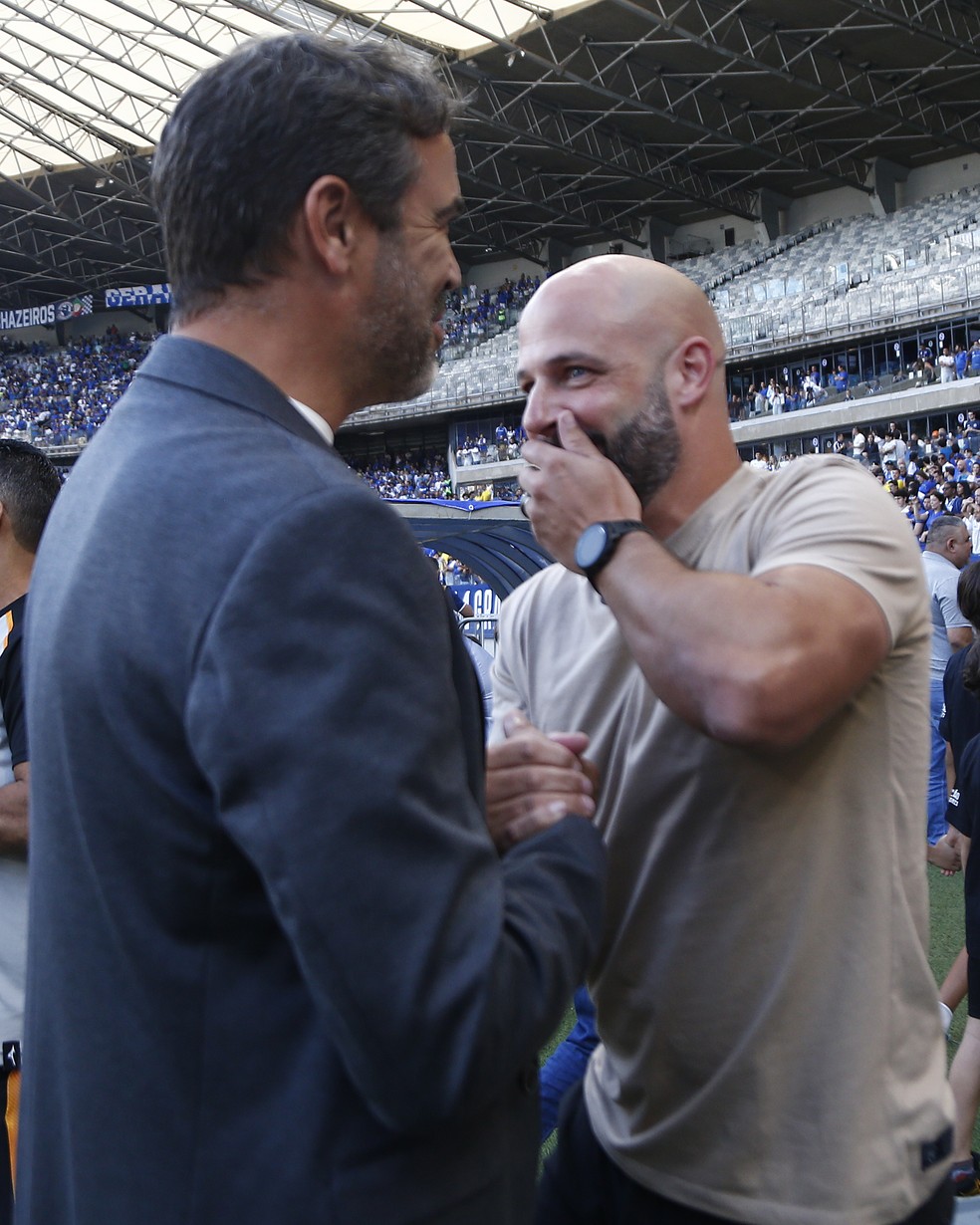 Artur Jorge e Franclim Carvalho se cumprimentam após Cruzeiro x Botafogo — Foto: Vítor Silva / Botafogo