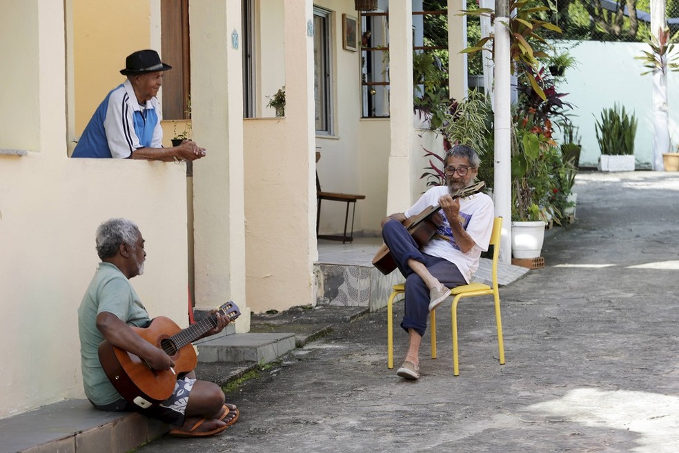 Idosos tocam música em tarde comum no Retiro dos Artistas — Foto: O Globo