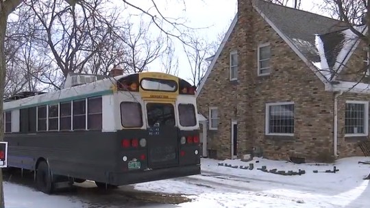 Mulher permite que família more em ônibus na sua propriedade e agora não consegue mais entrar em casa Mulher permite que família more em ônibus na sua propriedade e agora não consegue mais entrar em casa