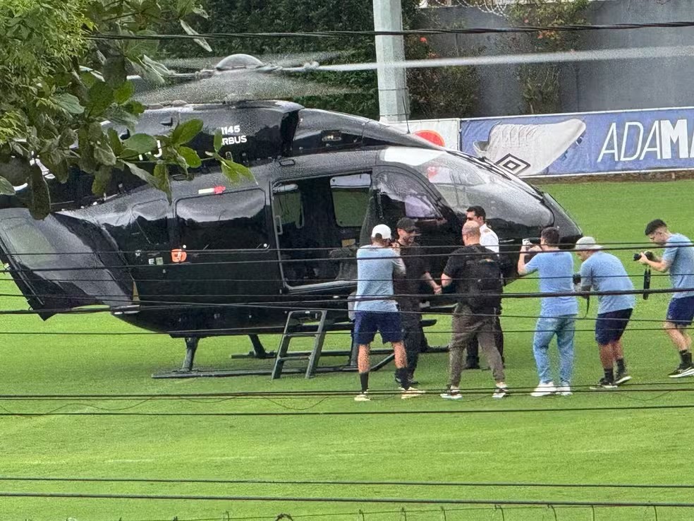 Neymar usou helicóptero para se apresentar no Santos no ano passado — Foto: Vanessa Rodrigues/A Tribuna Jornal