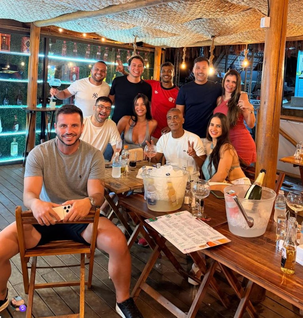 Babi Cavalcanti ao lado de Romário em Noronha — Foto: rep/ instagram