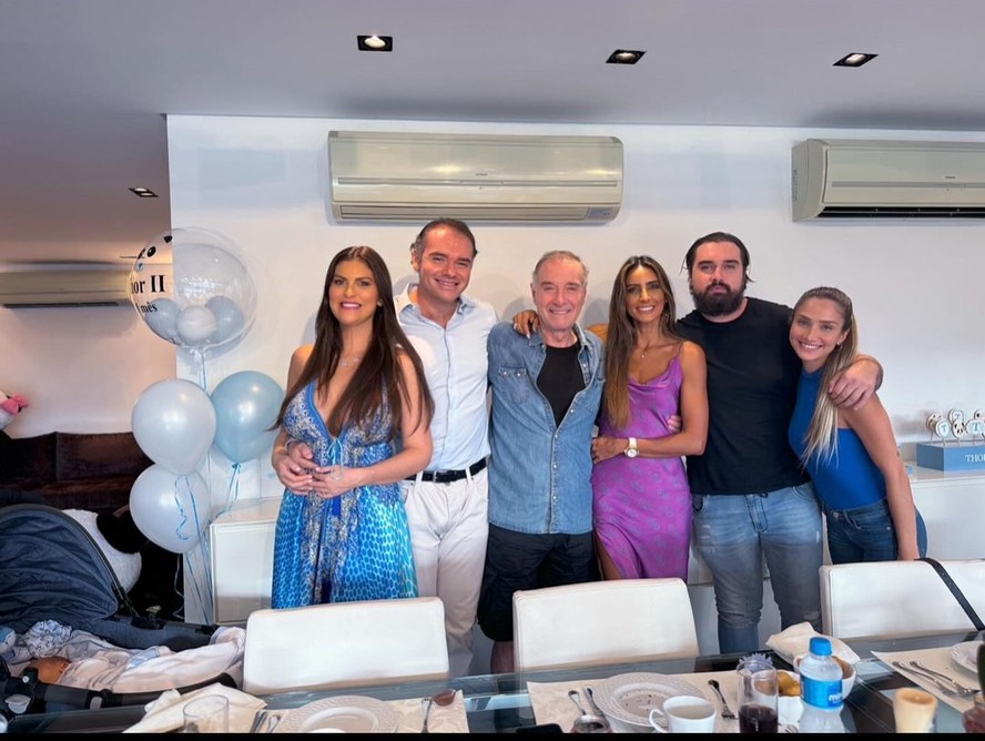 Em rara aparição, Thor, Olin e Eike Batista posam ao lado de suas mulheres