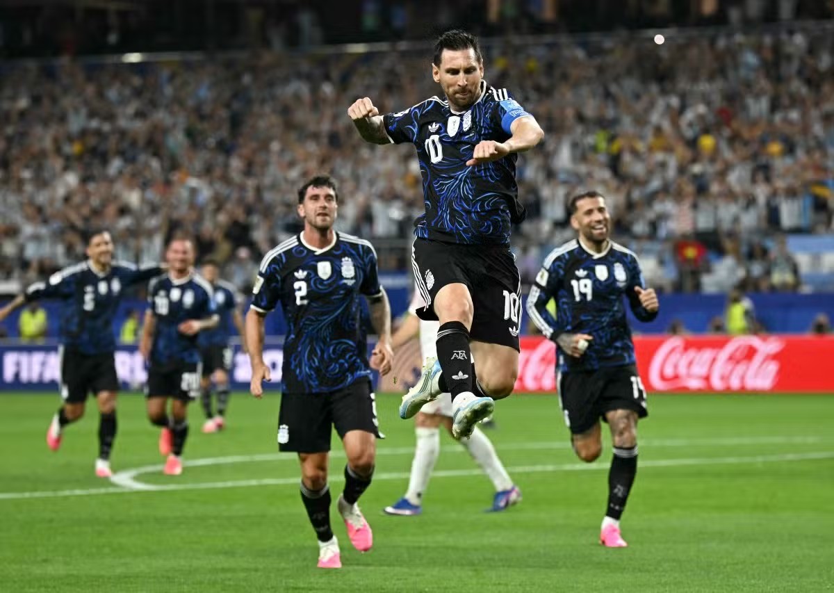 Com gol de falta de Messi, Argentina bate a Jordânia e fecha fase de grupos da Copa do Mundo com 100% de aproveitamento