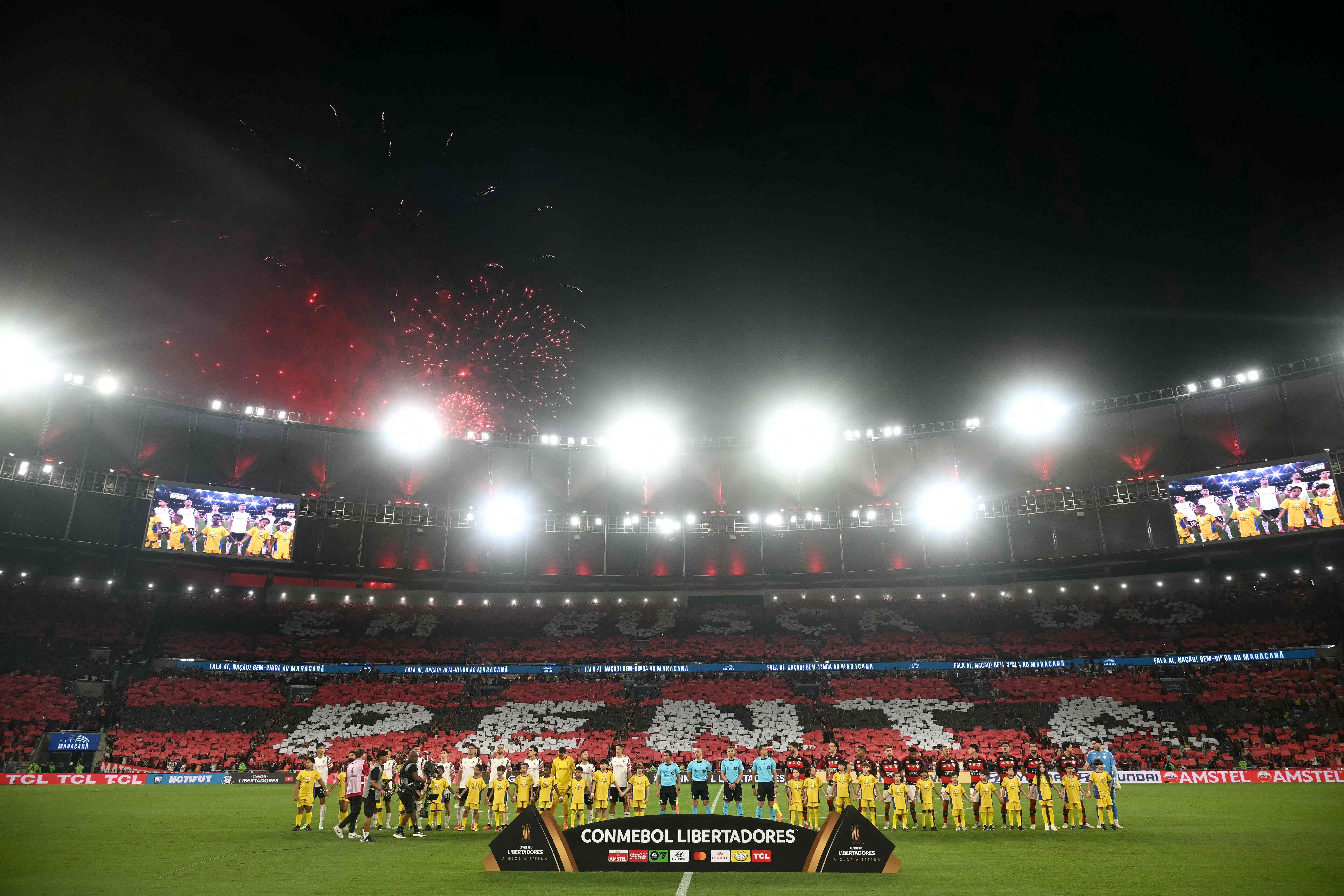 'Em busca do penta': veja mosaico feito pela torcida do Flamengo antes de jogo decisivo contra Estudiantes