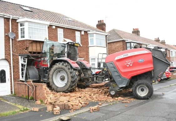 Homem rouba trator e o joga contra a casa de rival na Inglaterra