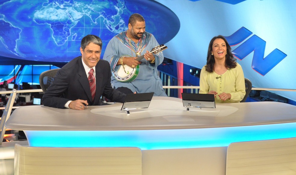 Arlindo Cruz com William Bonner e Patrícia Poeta no "Jornal nacional" — Foto: TV Globo/divulgação