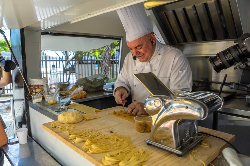 Um ravioli recheado com peixe, lula e camarão foi o tema da aula show de Bruno Marasco, da Antica Trattoria Marasco, na Praça Getúlio Vargas, em Icaraí — Foto: Marco Sobral/G.lab