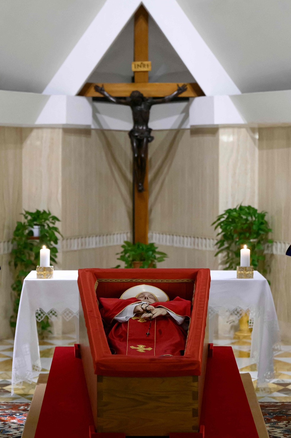 Vaticano divulga as primeiras imagens do corpo de Papa Francisco no caixão — Foto: AFP