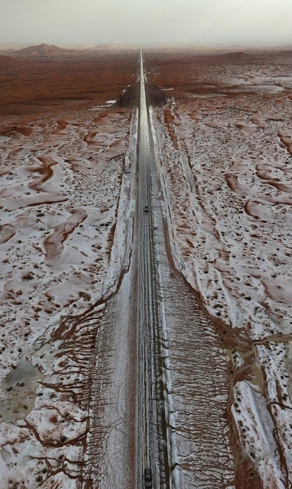 Pela primeira vez na História, deserto saudita de Al-Nafūd fica coberto de neve — Foto: Reprodução/X