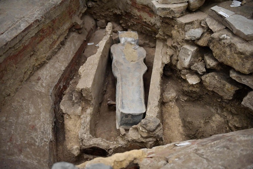 Arqueólogos identificam de quem eram os restos mortais achados em caixão de chumbo nos subterrâneos da catedral de Notre-Dame, em Paris