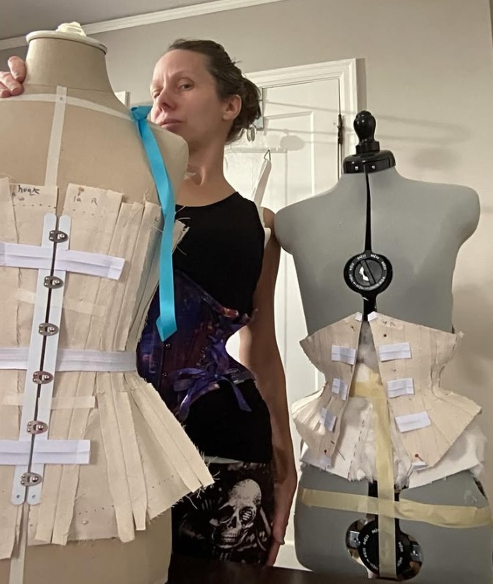 Sarah Belle confecciona os próprios corsets — Foto: Reprodução/Instagram