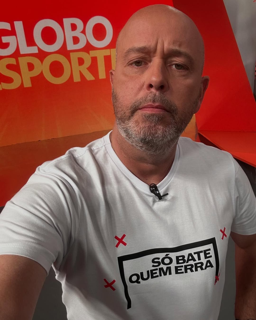 Alex Escobar se emociona com mensagens de carinho após passar mal ao vivo: 'Queridos'