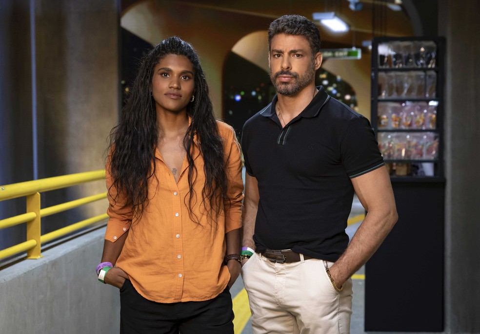 Maurício (Cauã Reymond) e Cris (Mariana Sena) — Foto: Manoella Mello/Rede Globo/Divulgação