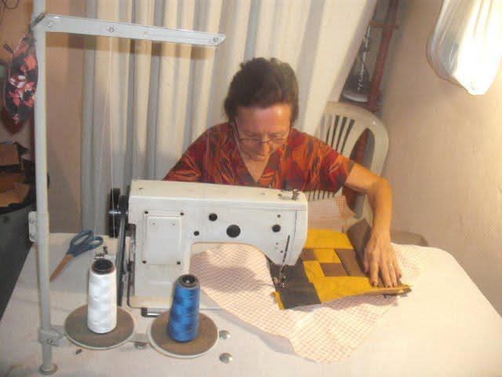 A artesã e atriz Tânia Maria costura seus tapetes de banheiro — Foto: Arquivo pessoal