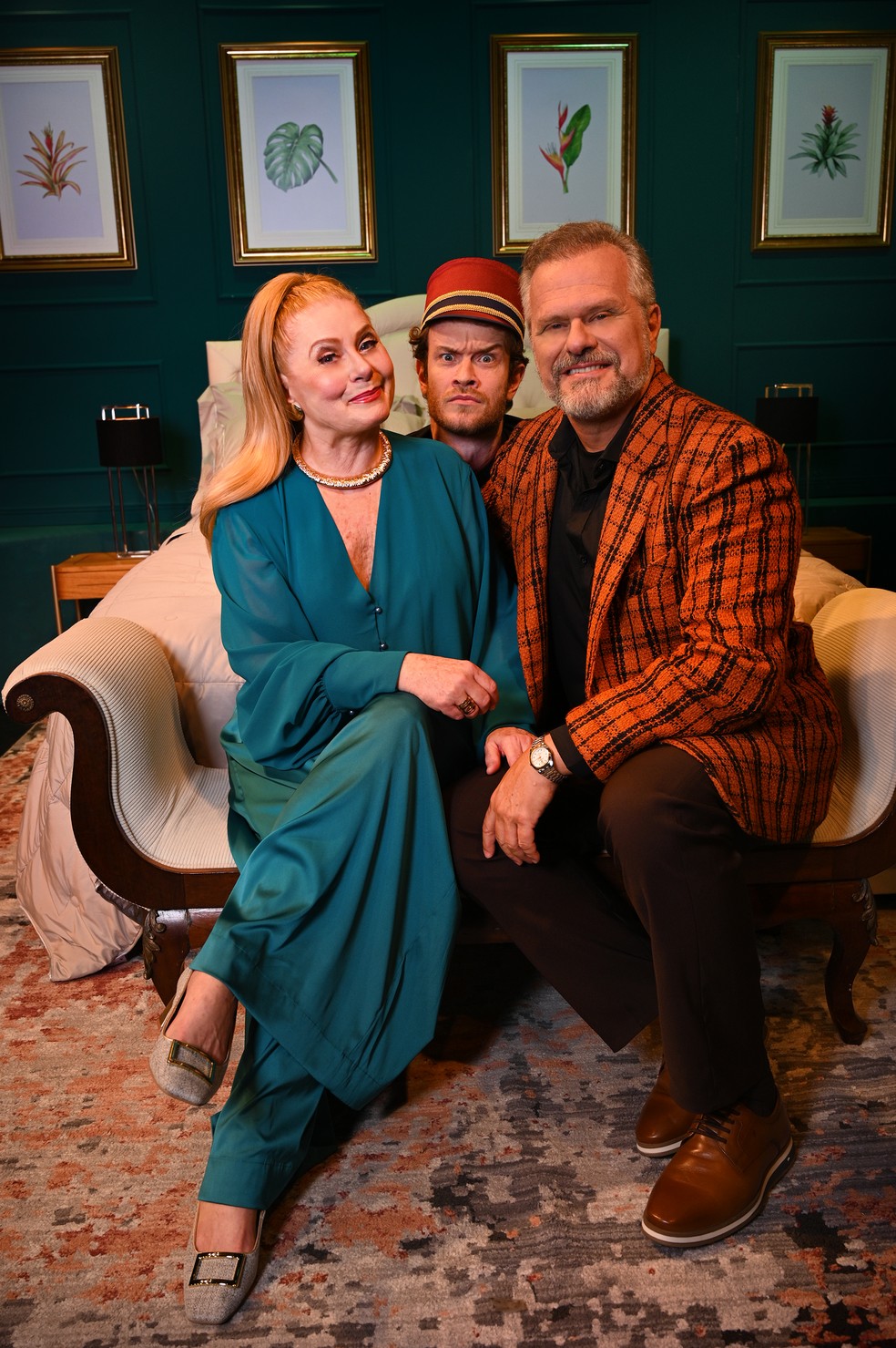 Vera Fischer, Vitor Thiré e Leonardo Franco na peça "O casal mais sexy da América" — Foto: Carlos Costa/Divulgação