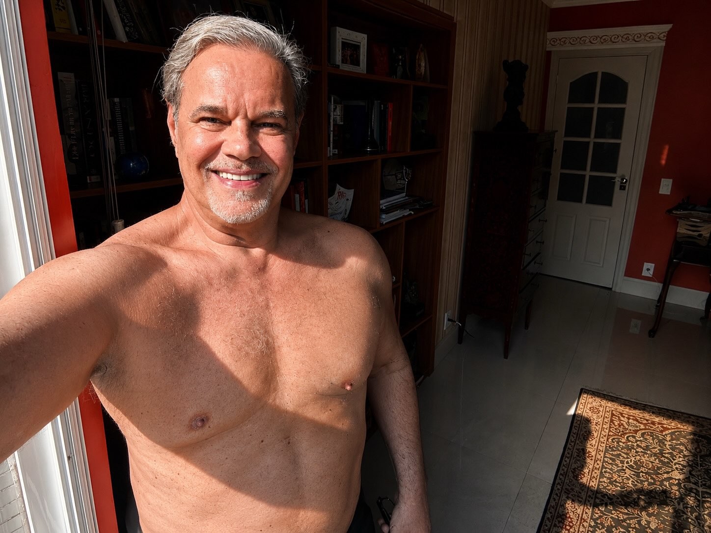 Diogo Vilela surpreende seguidores ao 'biscoitar' no Instagram; veja foto