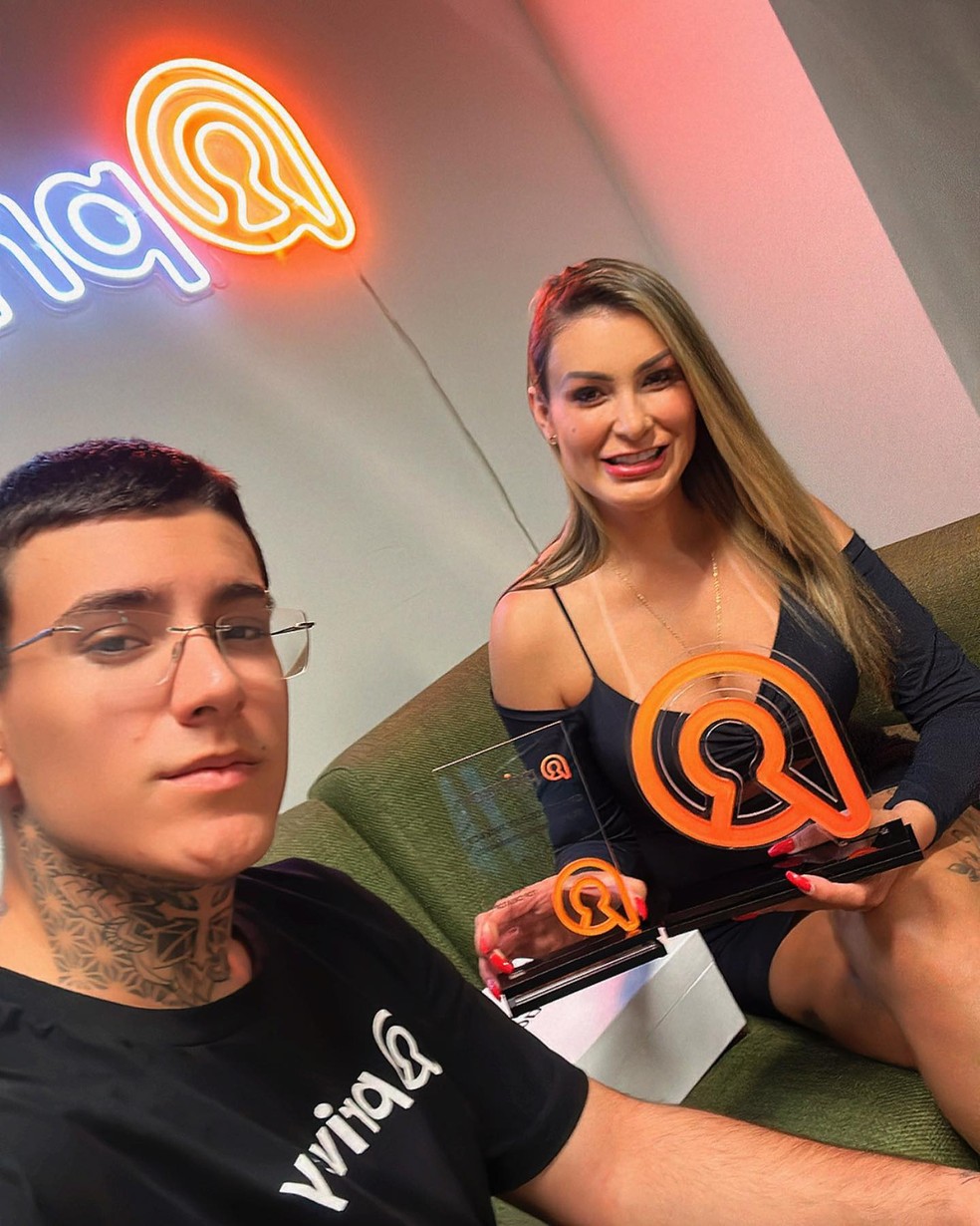 Filho de Andressa Urach grava conteúdo adulto da mãe com oito homens