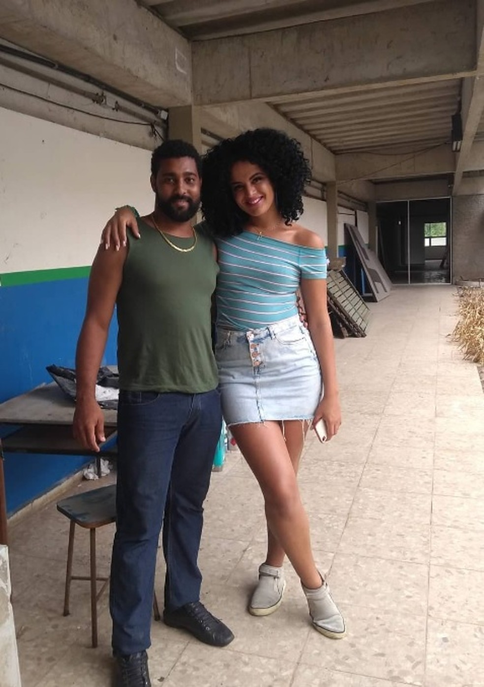 Edson Caldas e Gabriela Loran nos bastidores do filme 'The last animal' &mdash; Foto: Reprodu&ccedil;&atilde;o/Instagram