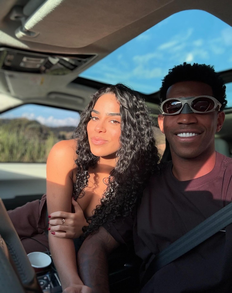 O zagueiro Gil Baloi com a ex-BBB Elana — Foto: rep/  instagram