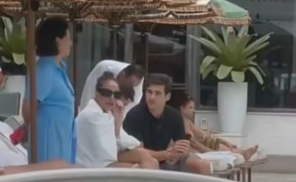 Affair de Nicolas Prattes e Sabrina Sato tem torcida da m&atilde;e de ator e ex se  manifesta: 'N&atilde;o tem indireta nenhuma'