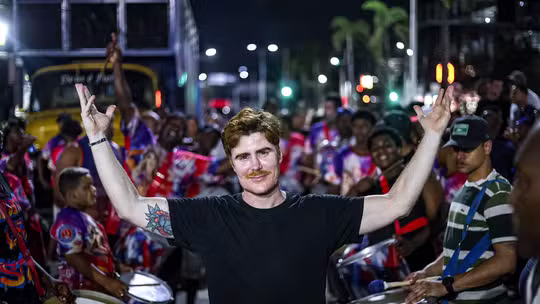 Estrela de Novela Novel  Assina Contrato para Brilhar no Abre-Alas da Inocentes de Belford Roxo e Vive Emoção em Ensaio