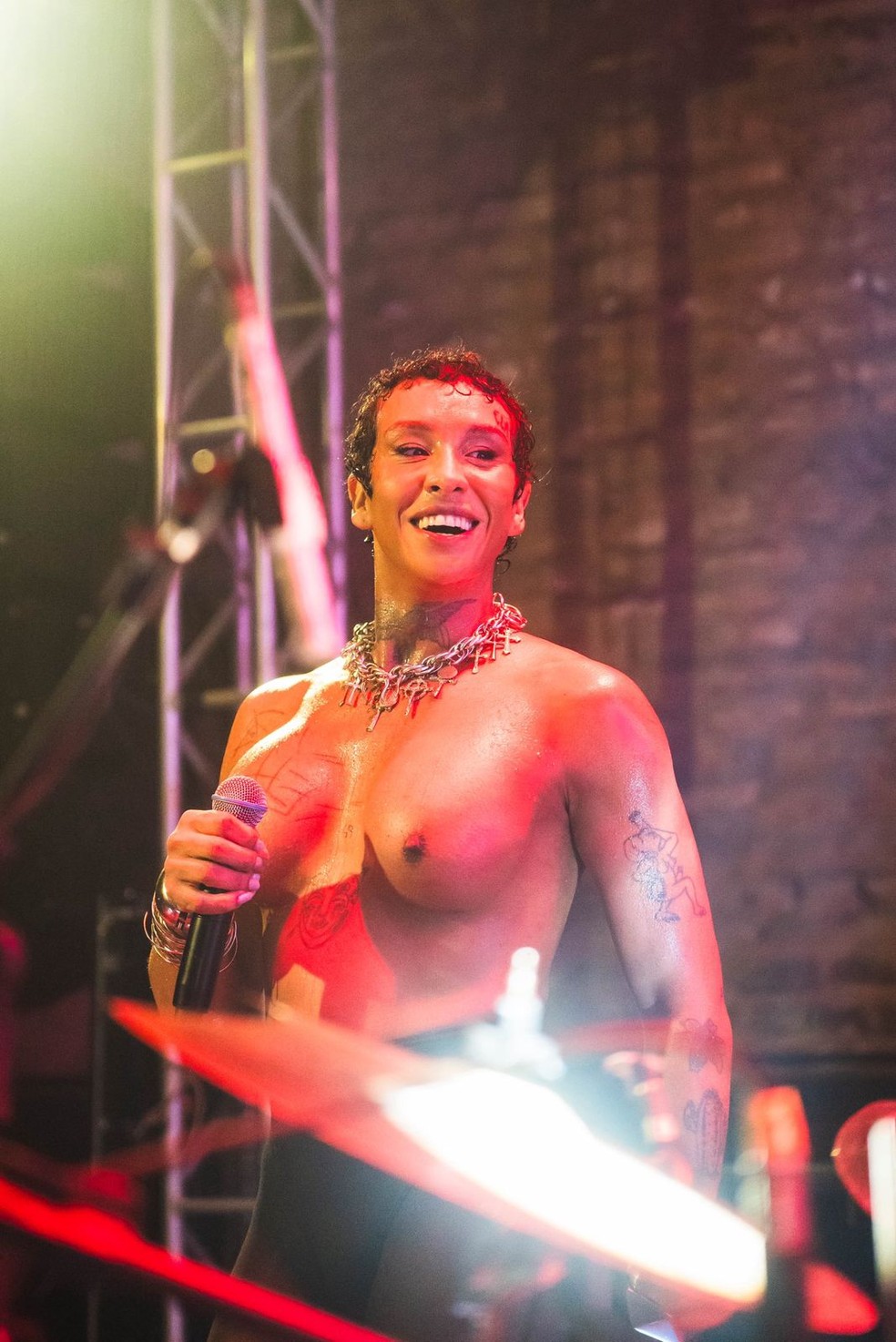 Linn da Quebrada causa em show ao surgir com os seios à mostra no palco — Foto: Reprodução/X