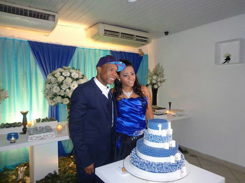 Andressa Mattos com padrinho Buchecha em sua festa de 15 anos &mdash; Foto: Instagram